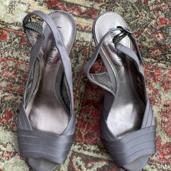 shoes - Picture 2 of 3